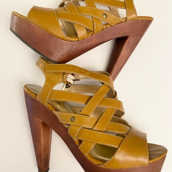 EUC! Guess brand. If you need a heel in the yellow family, this is it. - Picture 5 of 10